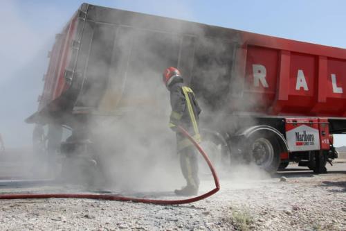 مهار آتشسوزی کامیون حامل گندله آهن در جاده حاجی آباد